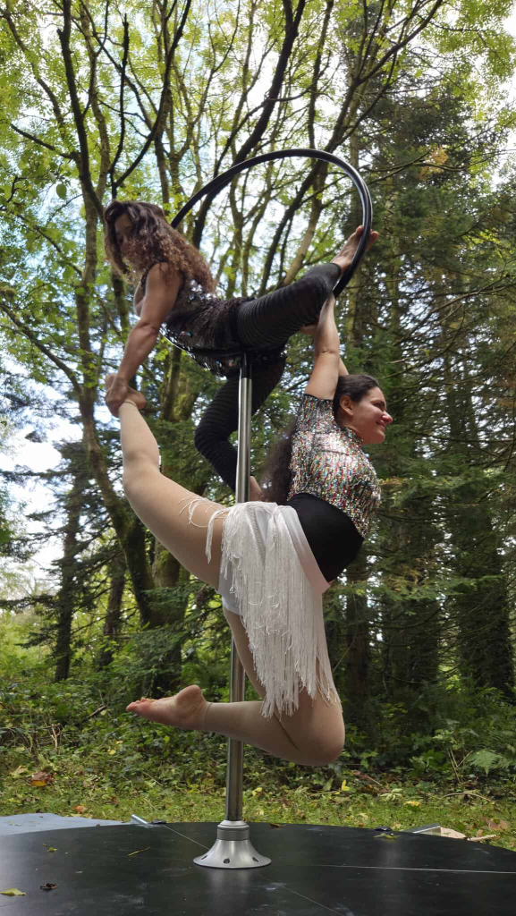 The Spinning Sisters - Bruna and Maria - Lollipop Act